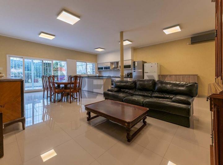 Casa · 244m² · 8 Ambientes · 1 Cochera