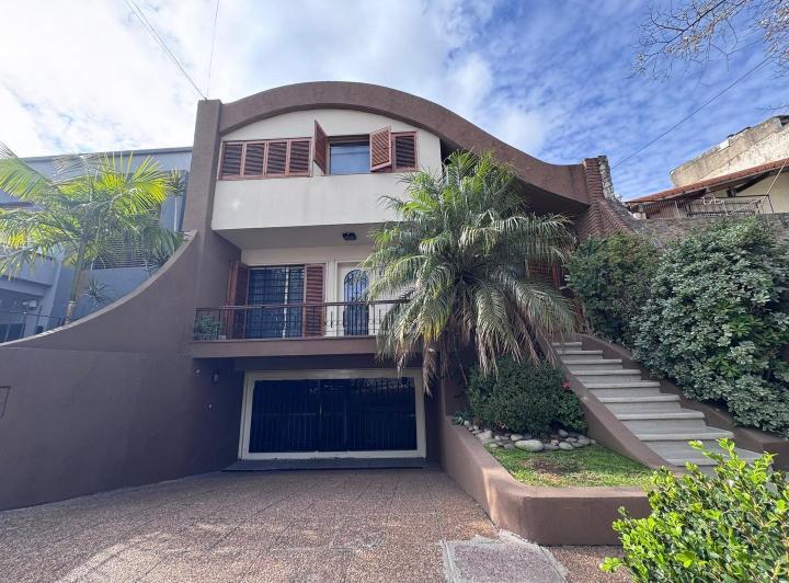 Casa · 320m² · 4 Ambientes · 3 Cocheras
