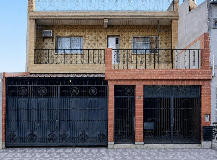 Casa · 312m² · 8 Ambientes · 4 Cocheras