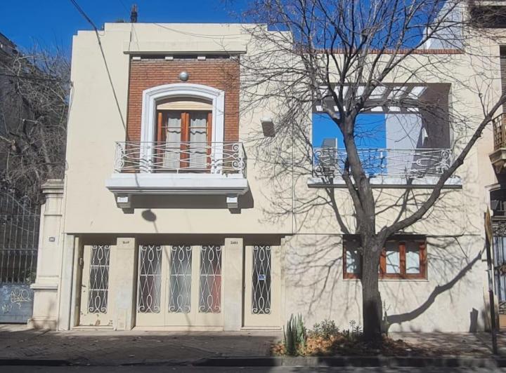 Casa · 215m² · 9 Ambientes · 1 Cochera