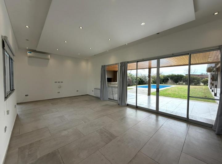 Casa · 320m² · 4 Ambientes · 2 Cocheras