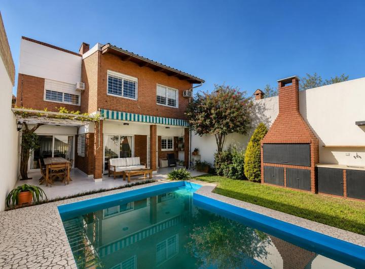Casa · 190m² · 8 Ambientes · 2 Cocheras