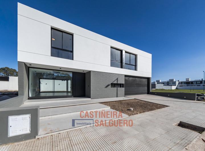 Casa · 260m² · 5 Ambientes · 4 Cocheras