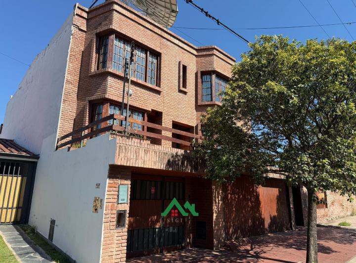 Casa · 425m² · 12 Ambientes · 3 Cocheras