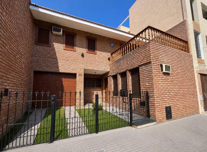 Casa · 247m² · 7 Ambientes · 2 Cocheras