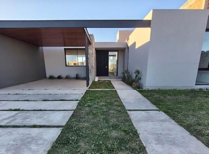 Casa · 360m² · 3 Dormitorios · 2 Cocheras