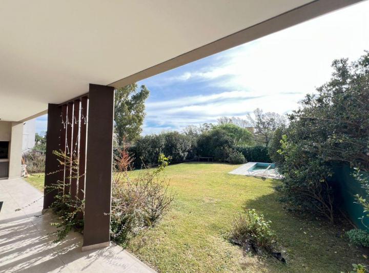 Casa · 320m² · 9 Ambientes · 2 Cocheras