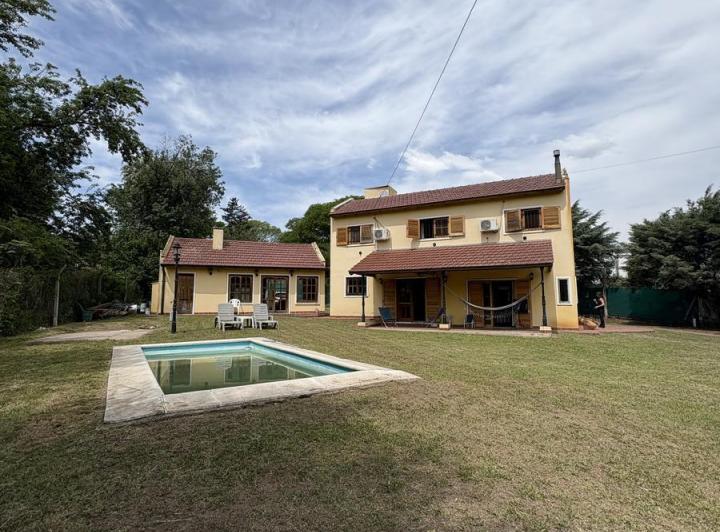 Casa · 221m² · 3 Dormitorios · 2 Cocheras