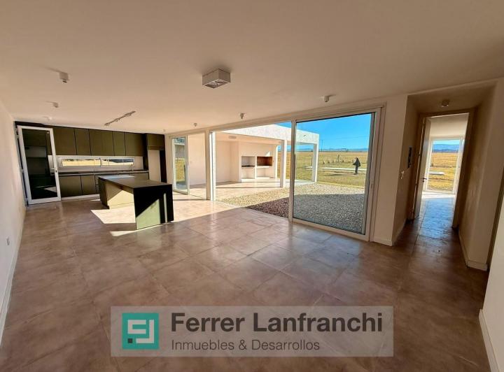 Casa · 1024m² · 5 Ambientes · 2 Cocheras