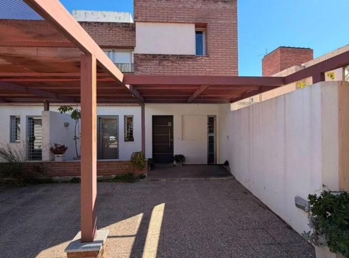 Casa · 150m² · 5 Ambientes · 2 Cocheras