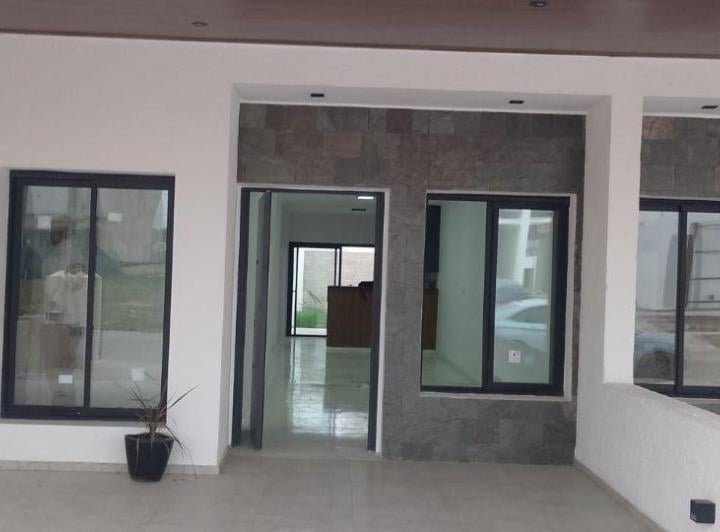 Casa · 102m² · 2 Ambientes · 2 Cocheras