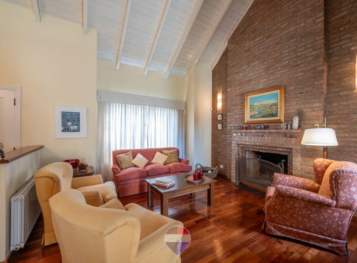 Casa · 300m² · 7 Ambientes · 2 Cocheras