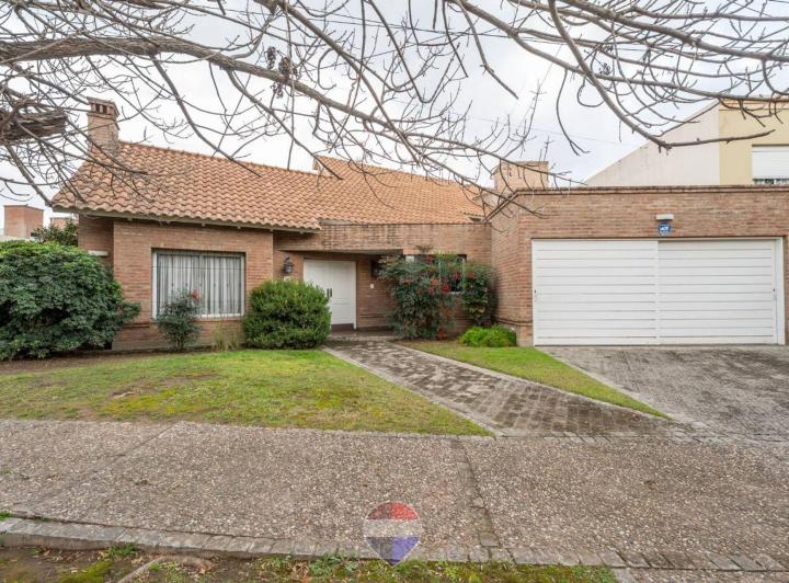 Casa · 300m² · 7 Ambientes · 2 Cocheras