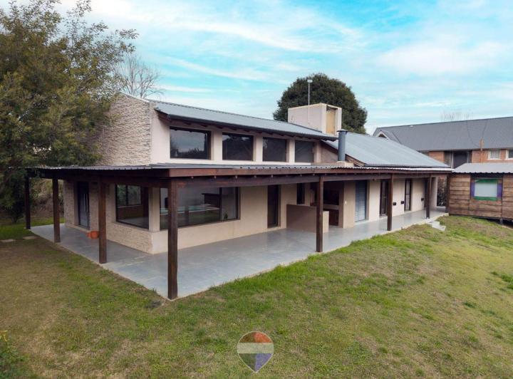 Casa · 182m² · 6 Ambientes · 2 Cocheras