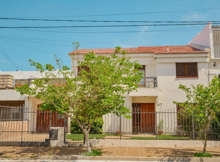 Casa · 243m² · 9 Ambientes · 2 Cocheras