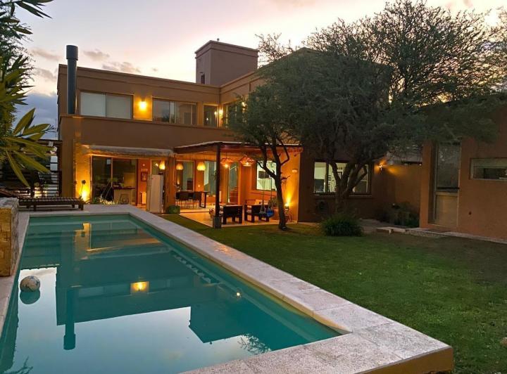 Casa · 308m² · 6 Ambientes