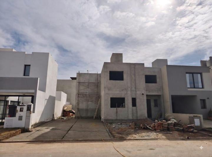 Casa · 198m² · 3 Dormitorios · 2 Cocheras