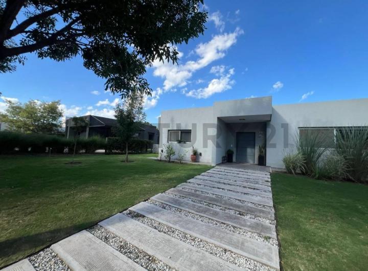 Casa · 340m² · 10 Ambientes · 2 Cocheras