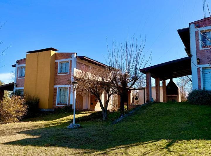 Casa · 256m² · 2 Dormitorios · 6 Cocheras
