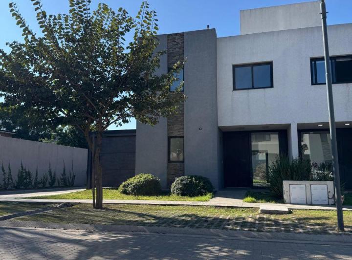 Casa · 120m² · 1 Ambiente · 2 Cocheras