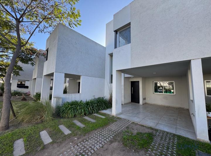 Casa · 140m² · 4 Ambientes · 2 Cocheras