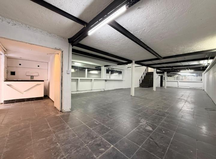 Local comercial · 210m² · 2 Ambientes