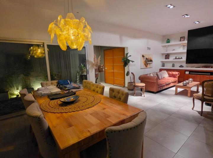 Casa · 350m² · 9 Ambientes · 3 Cocheras