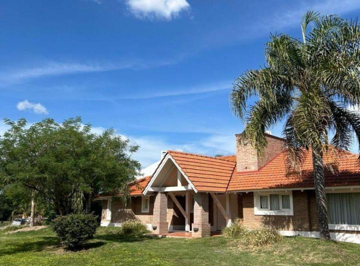 Casa · 350m² · 8 Ambientes · 2 Cocheras