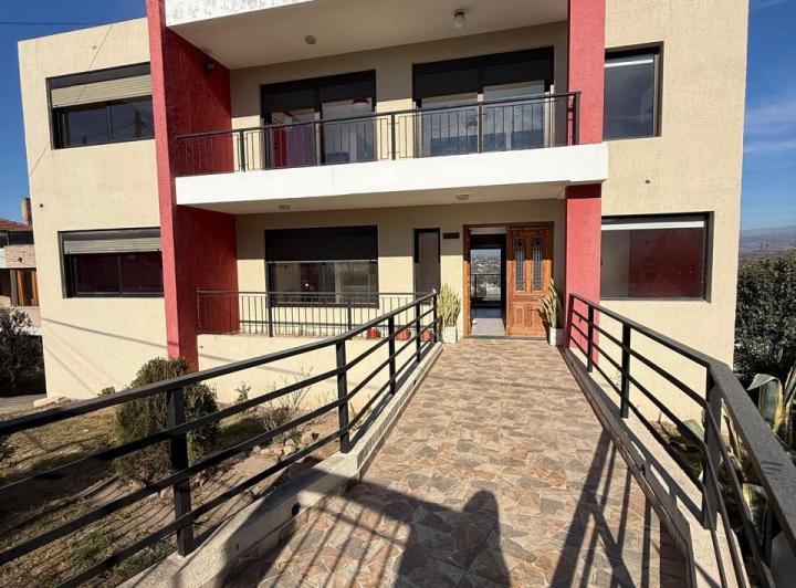 Casa · 300m² · 3 Dormitorios · 4 Cocheras