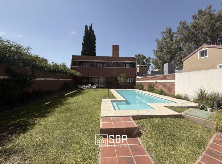Casa · 305m² · 10 Ambientes · 1 Cochera