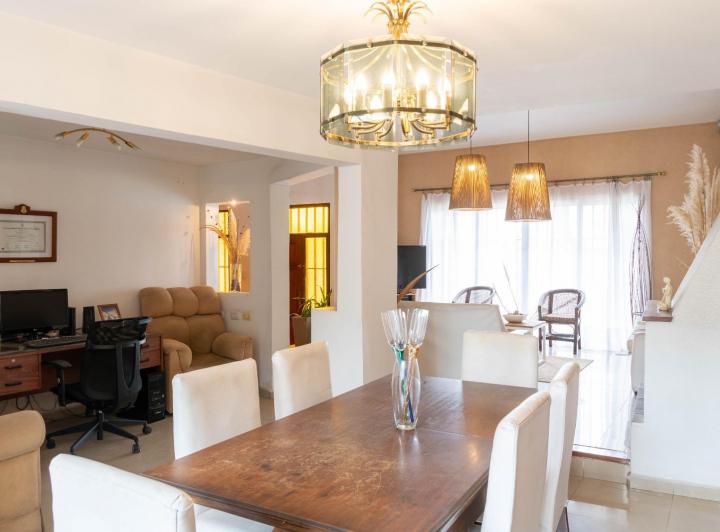 Casa · 300m² · 7 Ambientes · 2 Cocheras