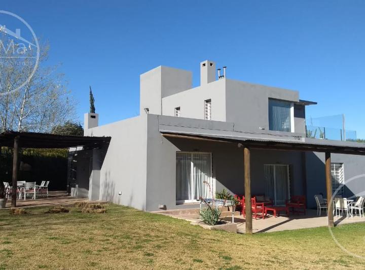 Casa · 360m² · 4 Dormitorios · 2 Cocheras