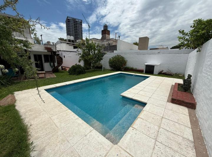 Casa · 219m² · 4 Ambientes · 5 Cocheras