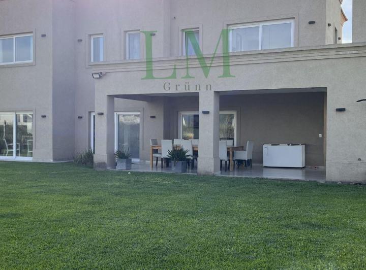 Casa · 313m² · 7 Ambientes · 4 Cocheras
