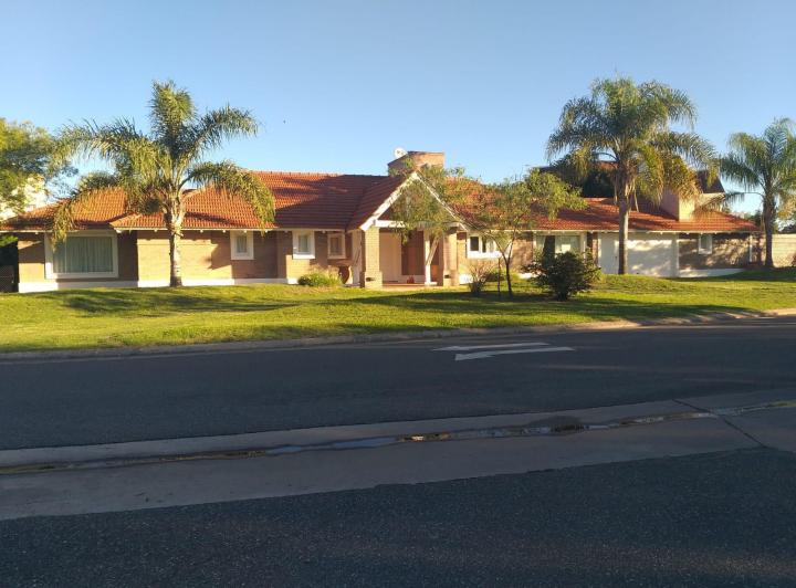Casa · 350m² · 3 Ambientes · 2 Cocheras