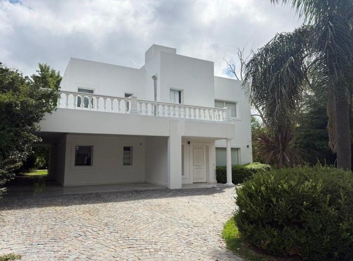 Casa · 250m² · 4 Ambientes · 2 Cocheras