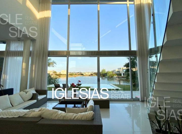 Casa · 248m² · 6 Ambientes · 4 Cocheras