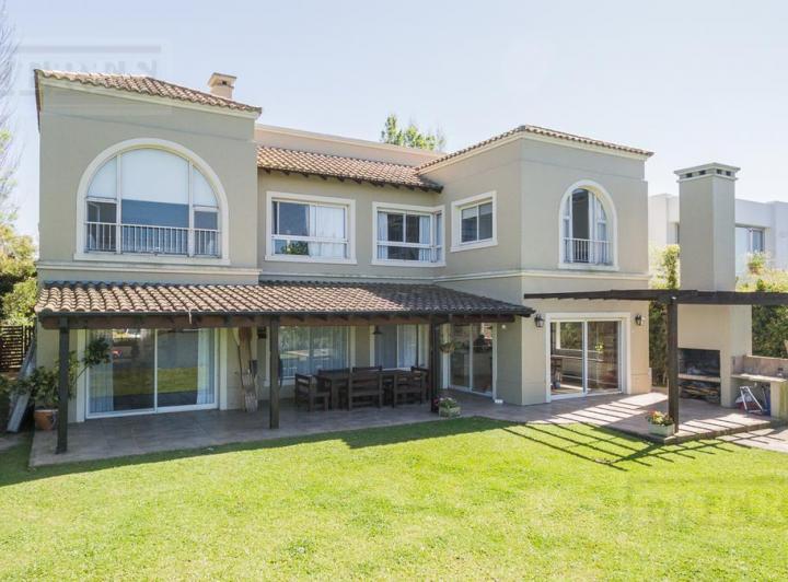 Casa · 447m² · 5 Ambientes · 4 Cocheras