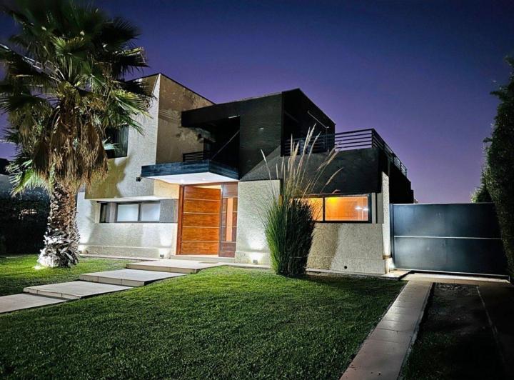 Casa · 290m² · 6 Ambientes · 3 Cocheras