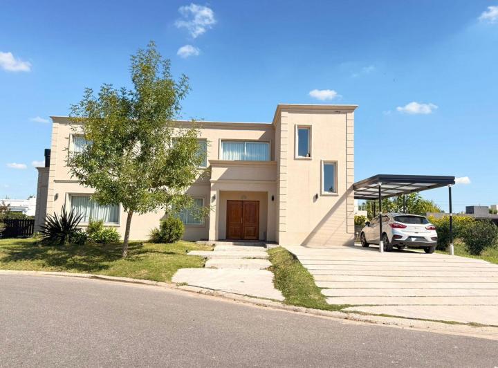 Casa · 180m² · 4 Ambientes · 1 Cochera