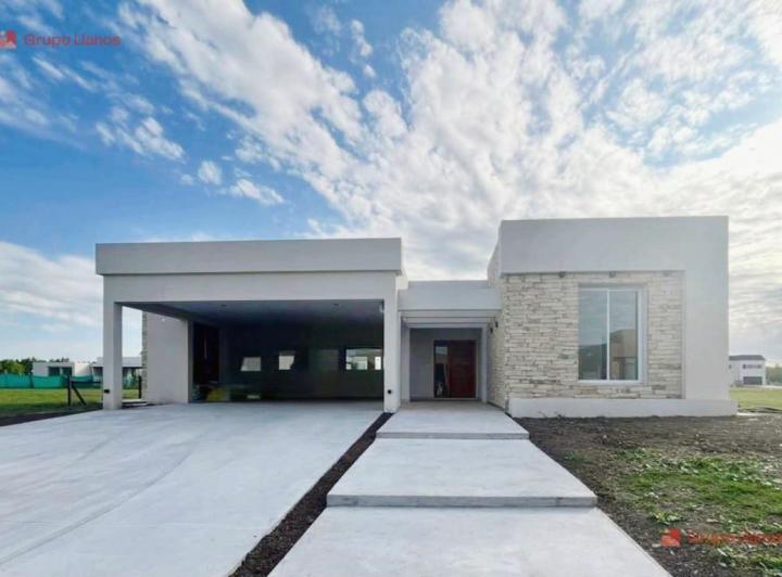 Casa · 1000m² · 5 Ambientes · 2 Cocheras