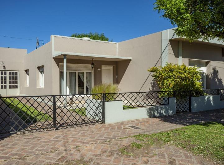 Casa · 150m² · 4 Ambientes · 2 Cocheras