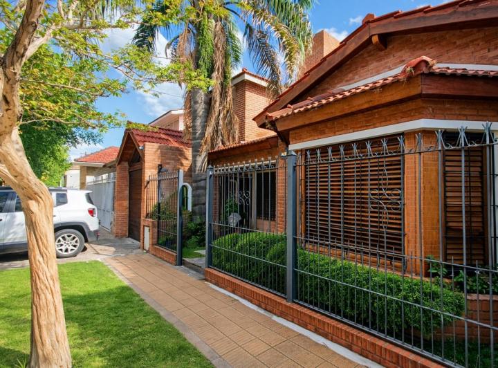 Casa · 226m² · 6 Ambientes · 3 Cocheras