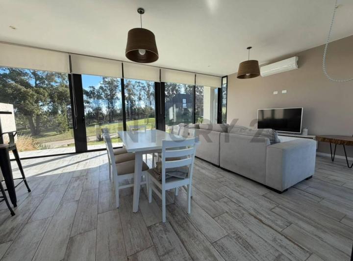 Casa · 210m² · 4 Ambientes · 1 Cochera