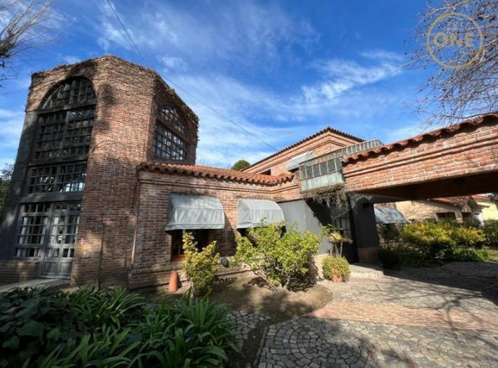 Casa · 370m² · 8 Ambientes · 2 Cocheras