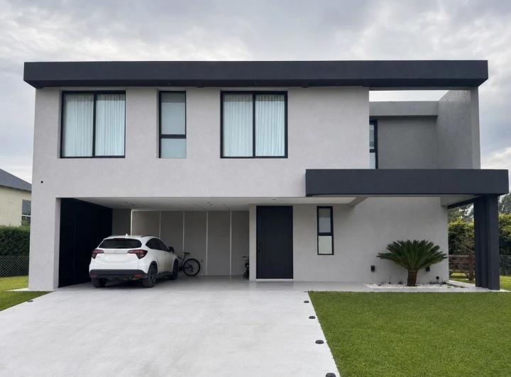 Casa · 185m² · 5 Ambientes · 4 Cocheras