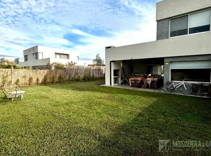 Casa · 90m² · 3 Ambientes · 2 Cocheras