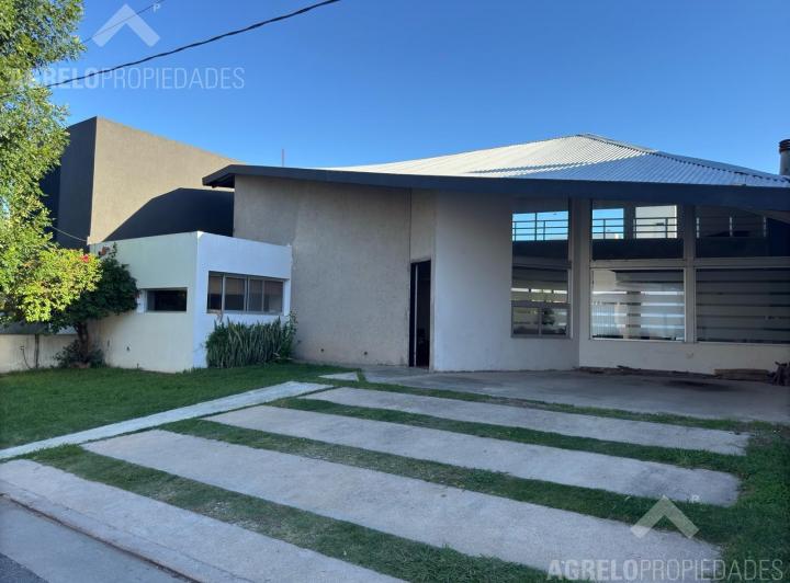 Casa · 190m² · 3 Ambientes · 2 Cocheras