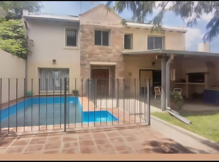 Casa · 230m² · 6 Ambientes · 2 Cocheras