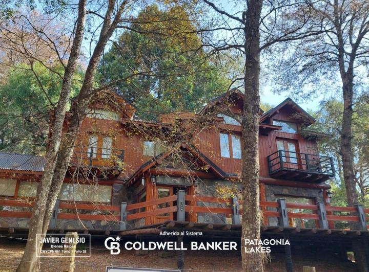 Casa · 240m² · 6 Ambientes · 2 Cocheras